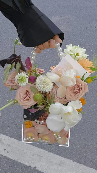 OEM Clear Acrylic Box with Handle for Displaying Gifts Flowers 